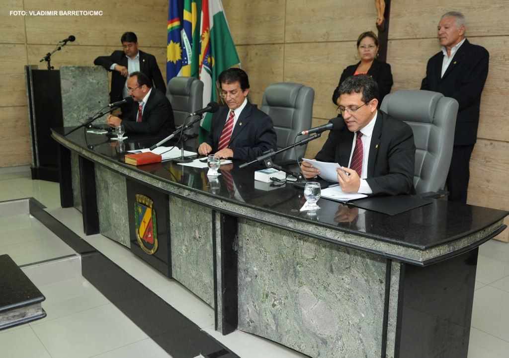 Abastecimento de água e passe livre em debate na Câmara