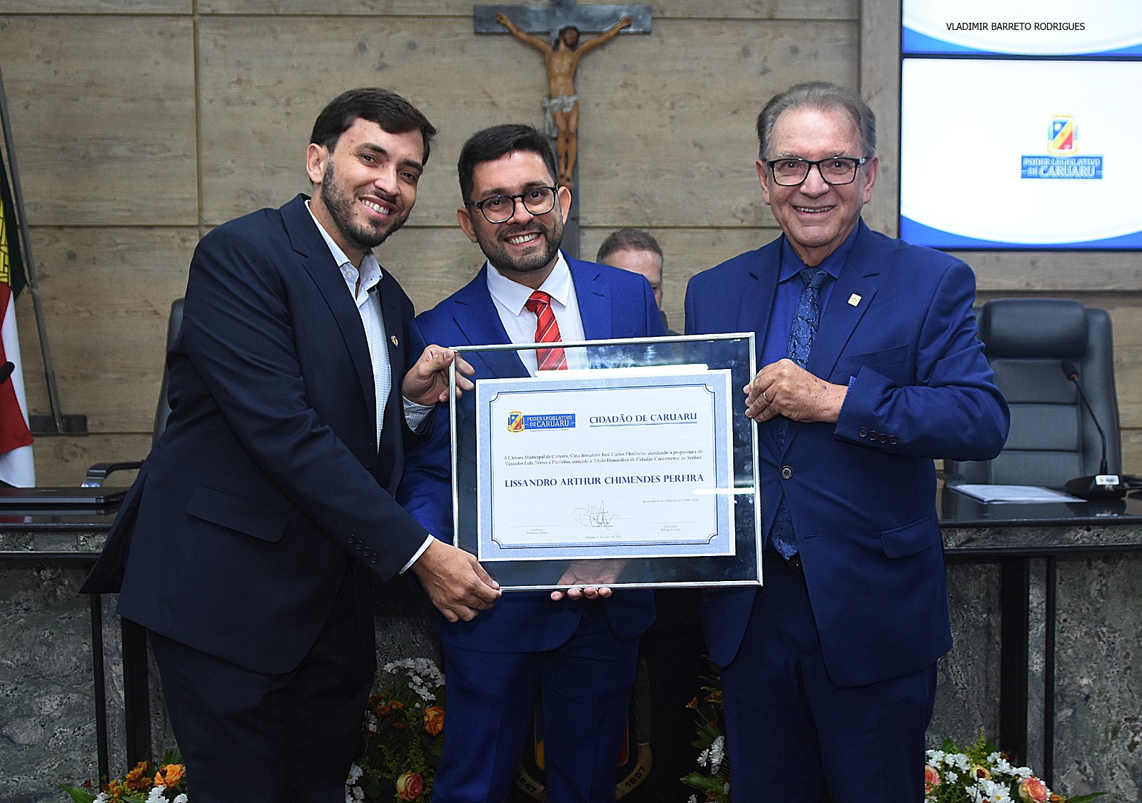 Advogado e servidor público recebe Título de Cidadão Caruaruense em sessão solene na Câmara