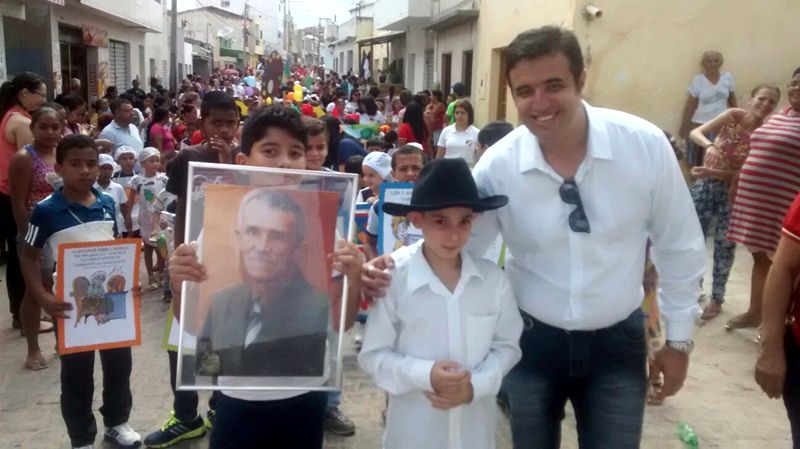 Bruno Lambreta participa de desfile cívico das escolas municipais