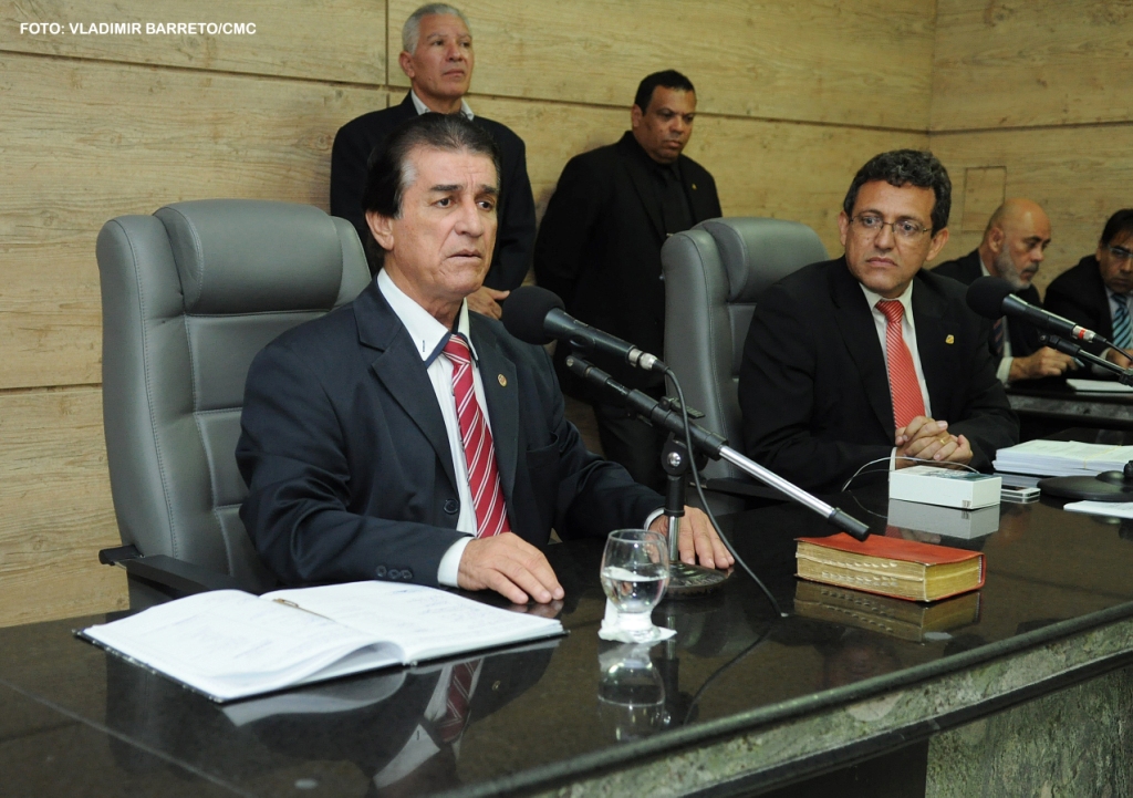 Câmara adia homenagem e aprova pauta extensa