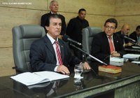 Câmara adia homenagem e aprova pauta extensa