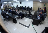 Câmara de Caruaru homenageia escola de Ibirajuba e debate situação do Hospital Mestre Vitalino