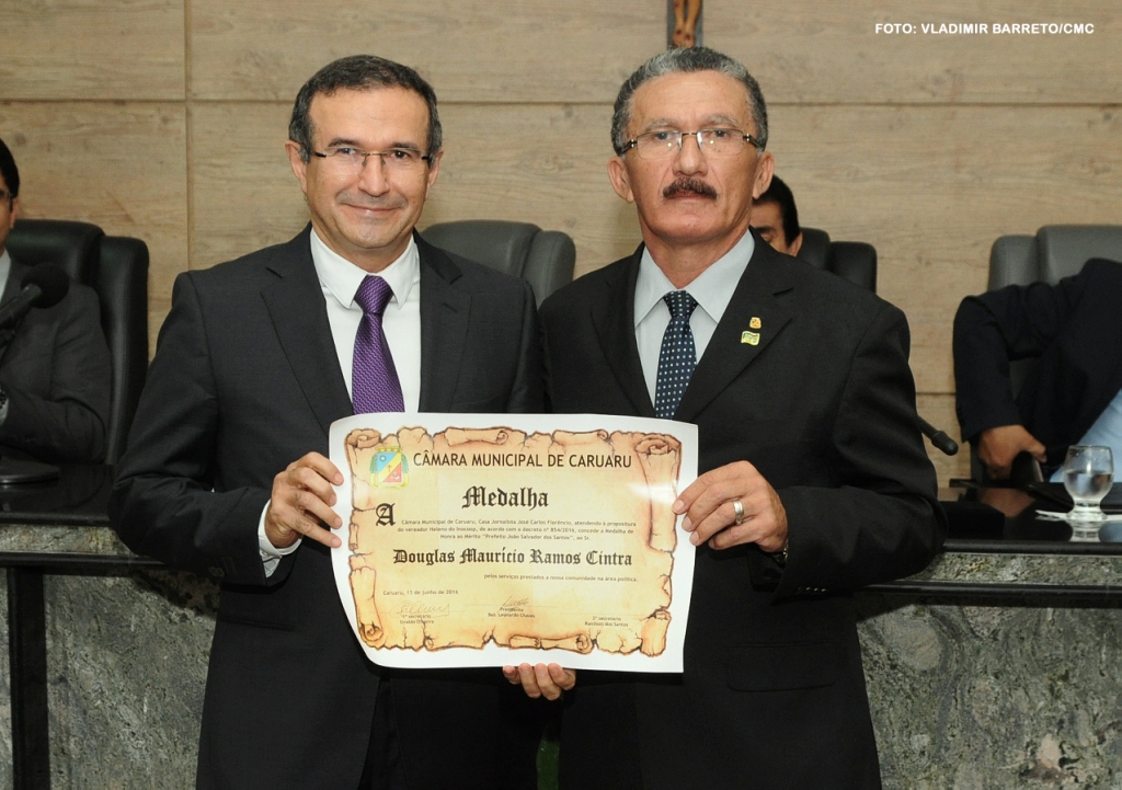 Câmara homenageia Douglas Cintra com medalha honorífica