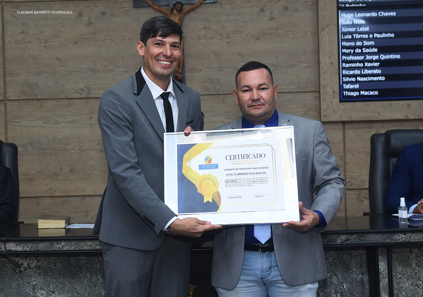 Câmara homenageia secretário Vital Florêncio e aprova projetos voltados à transparência e ao desenvolvimento urbano