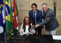 Câmara Municipal de Caruaru concede Medalha de Honra ao Mérito "Luiz Gonzaga" a cantora e compositora caruaruense
