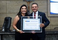 Cantora paraibana recebe título de cidadania caruaruense na Câmara Municipal