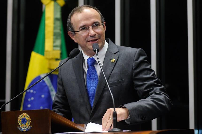 Douglas Cintra recebe comenda honorífica da Câmara Municipal