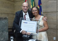 Educadora da rede pública é homenageada em solenidade 