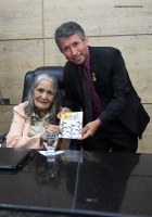 Em noite solene, título de cidadã é entregue à poetisa radicada no Alto do Moura