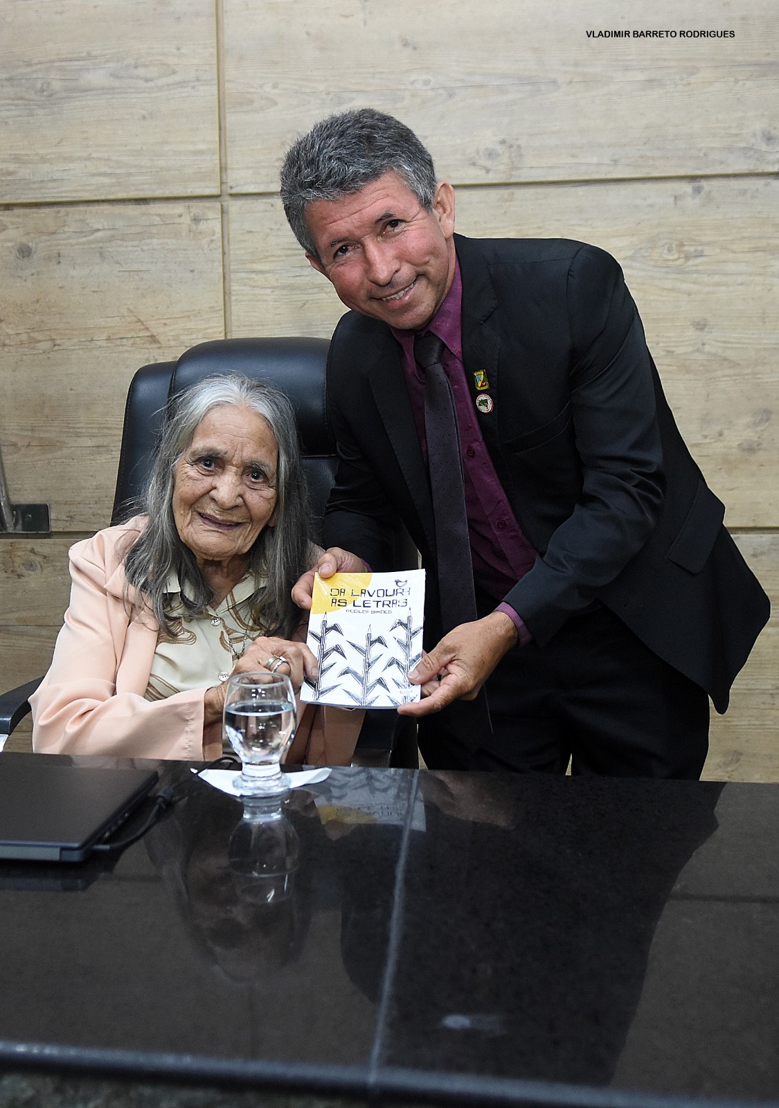 Em noite solene, título de cidadã é entregue à poetisa radicada no Alto do Moura