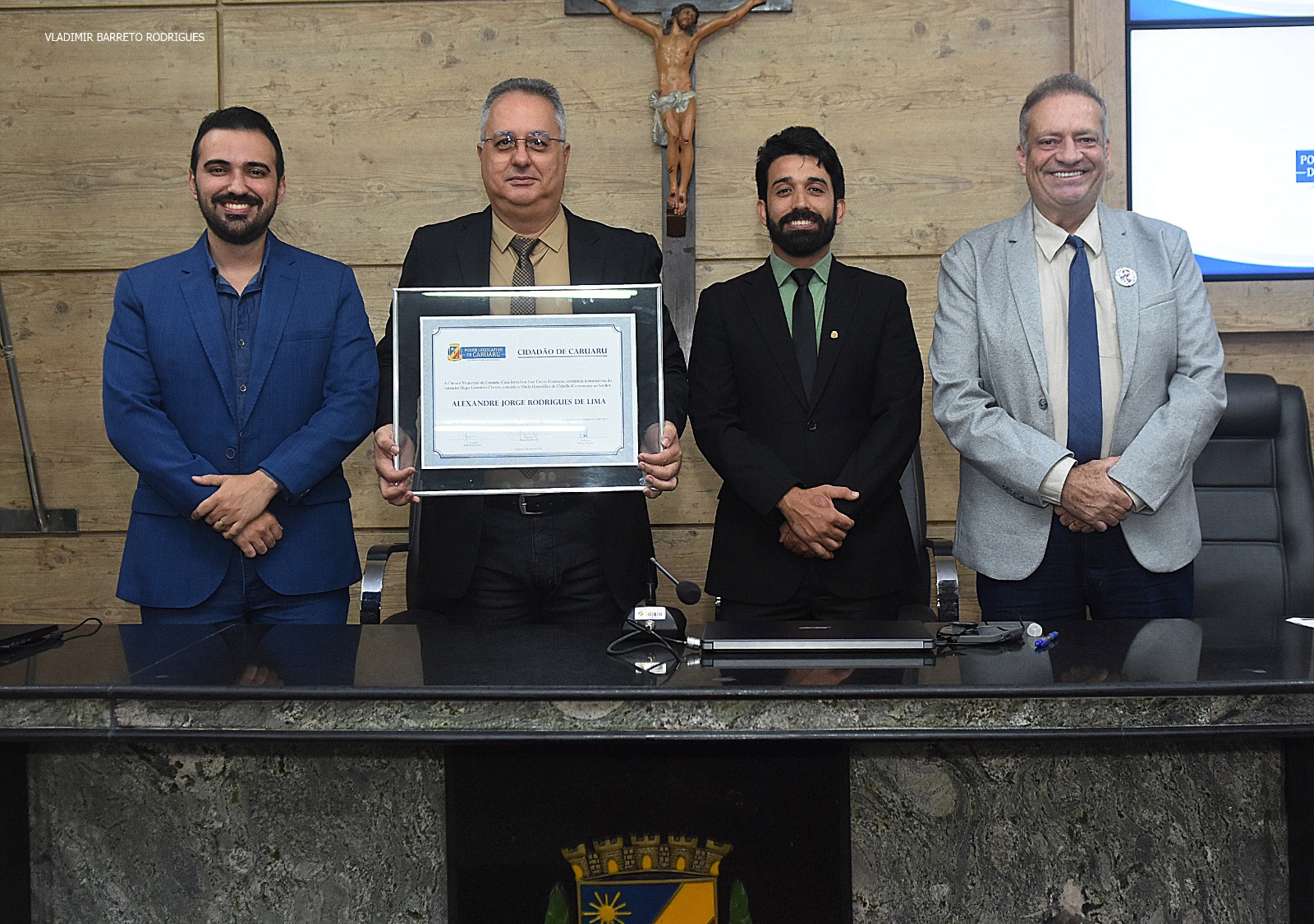 Em sessão solene, a Casa Legislativa reconhece personalidade com atuação e legado na educação municipal 