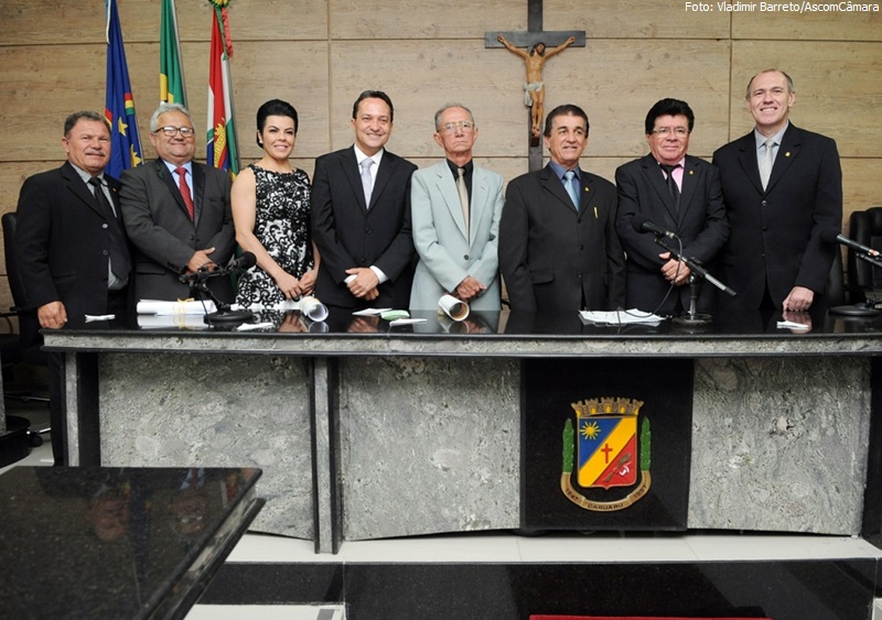 Emoção marca entrega de títulos de cidadania