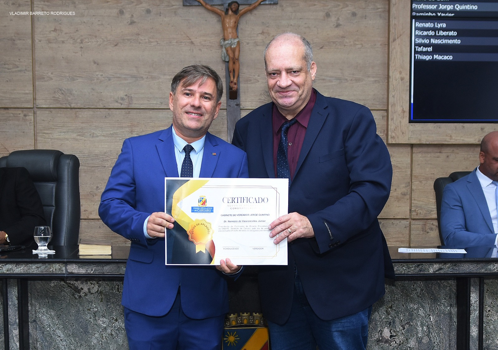 Entre aplausos e críticas: Câmara de Caruaru homenageia advogado e cobra gestão municipal