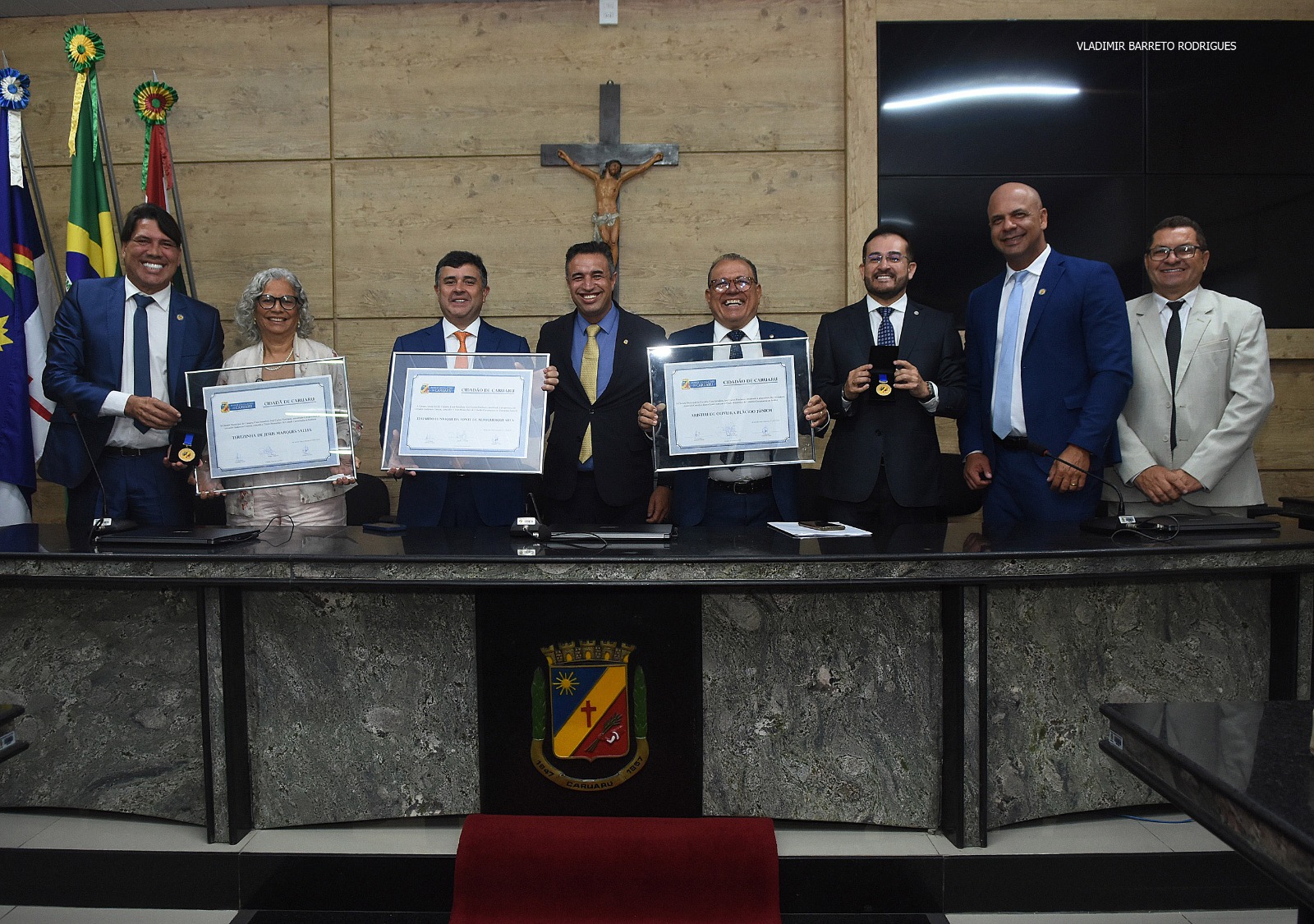Entrega de títulos de cidadania e medalhas de honra marca solenidade coletiva na Câmara de Caruaru 