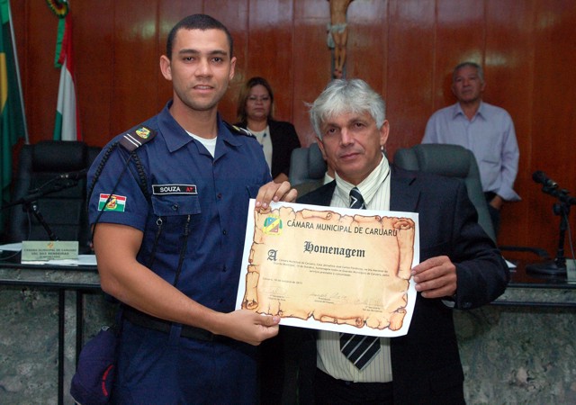 Gilberto de Dora presta homenagens aos guardas municipais
