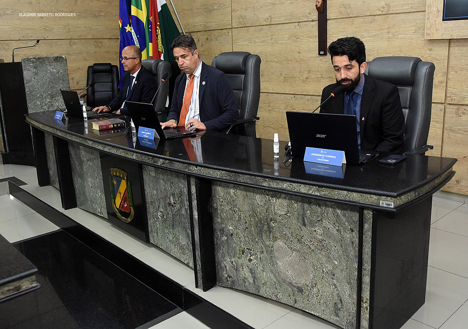 Homenagens, cobranças e projetos aprovados marcam sessão ordinária no Legislativo de Caruaru