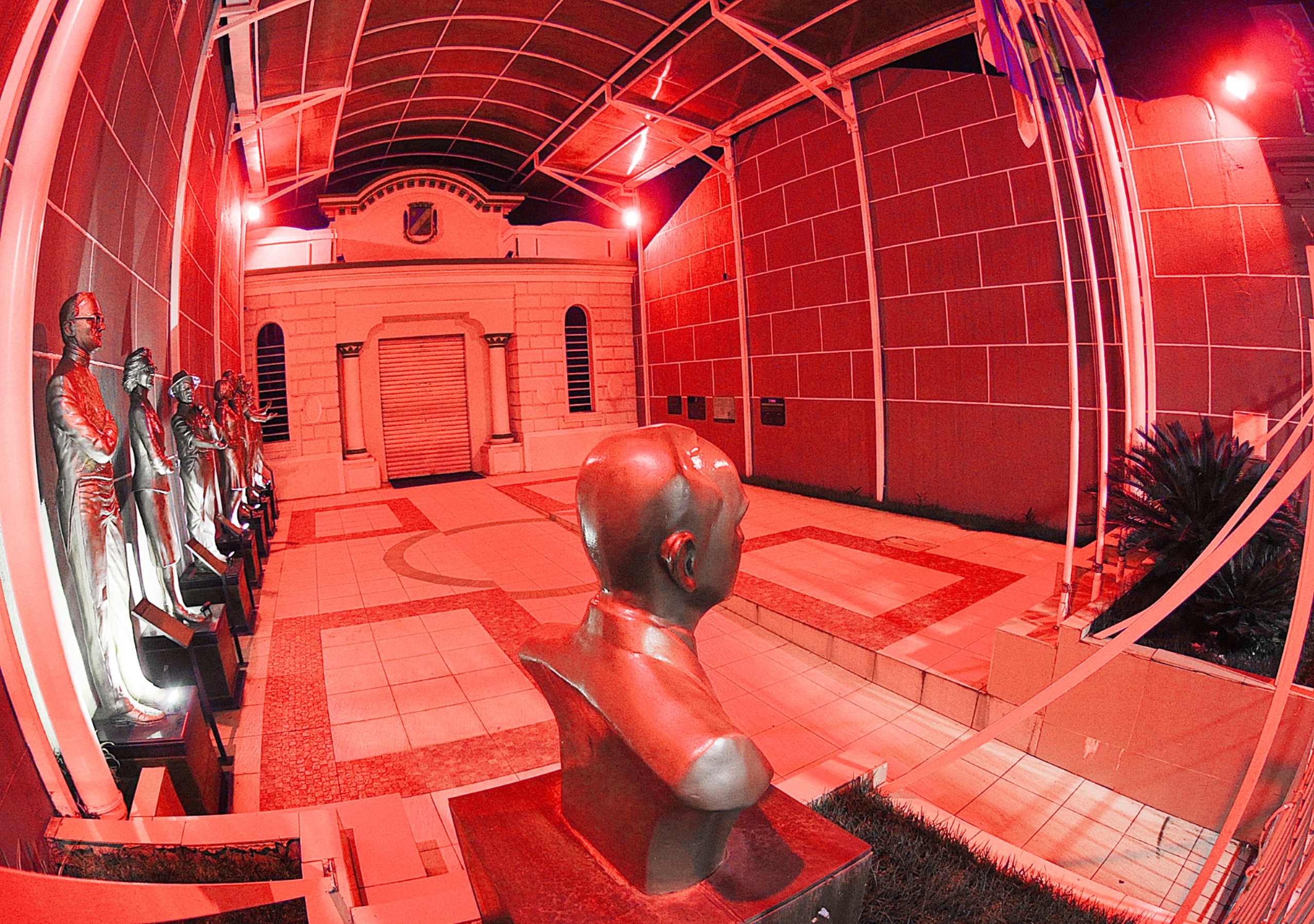 Iluminação externa da Casa marca Dezembro Vermelho e Verde
