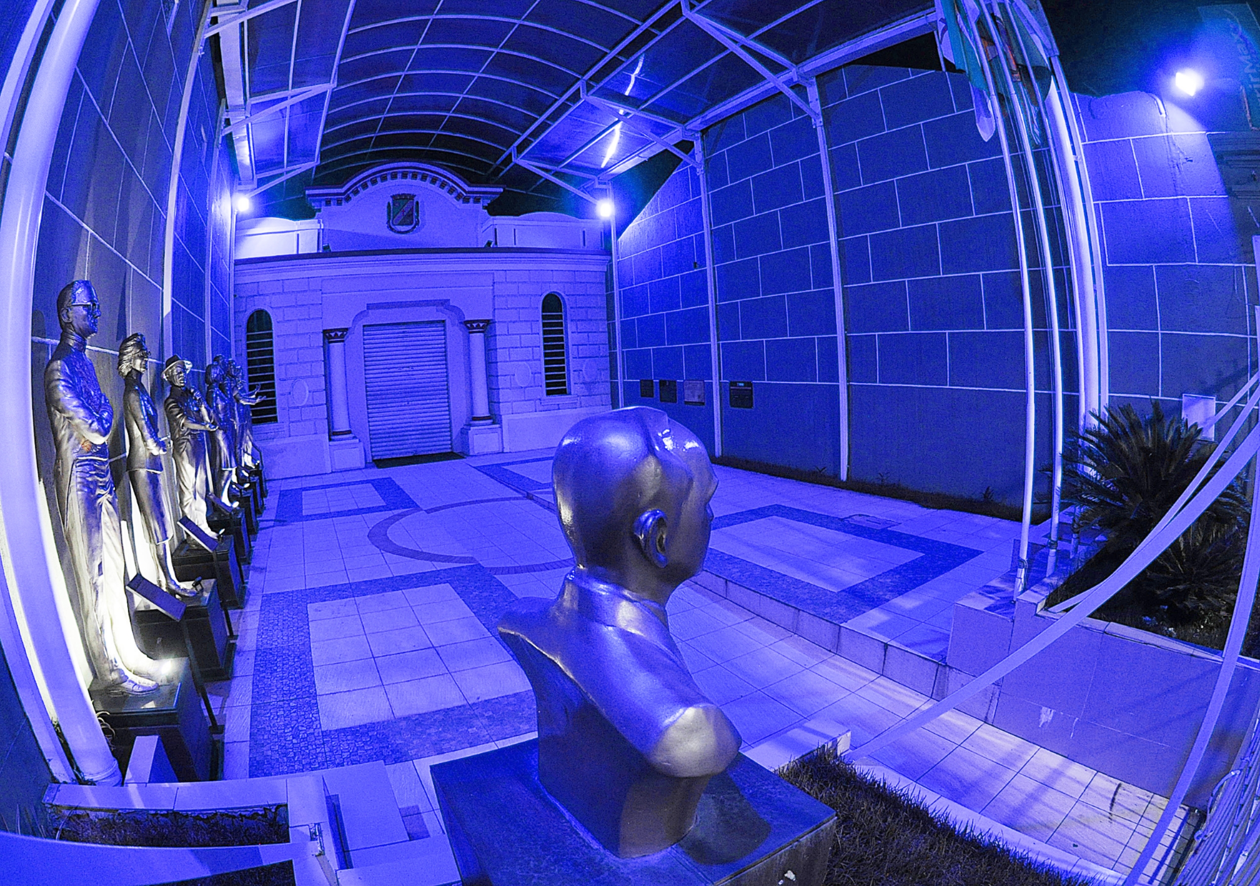 Iluminação noturna da Câmara de Vereadores de Caruaru reforça a importância do novembro azul
