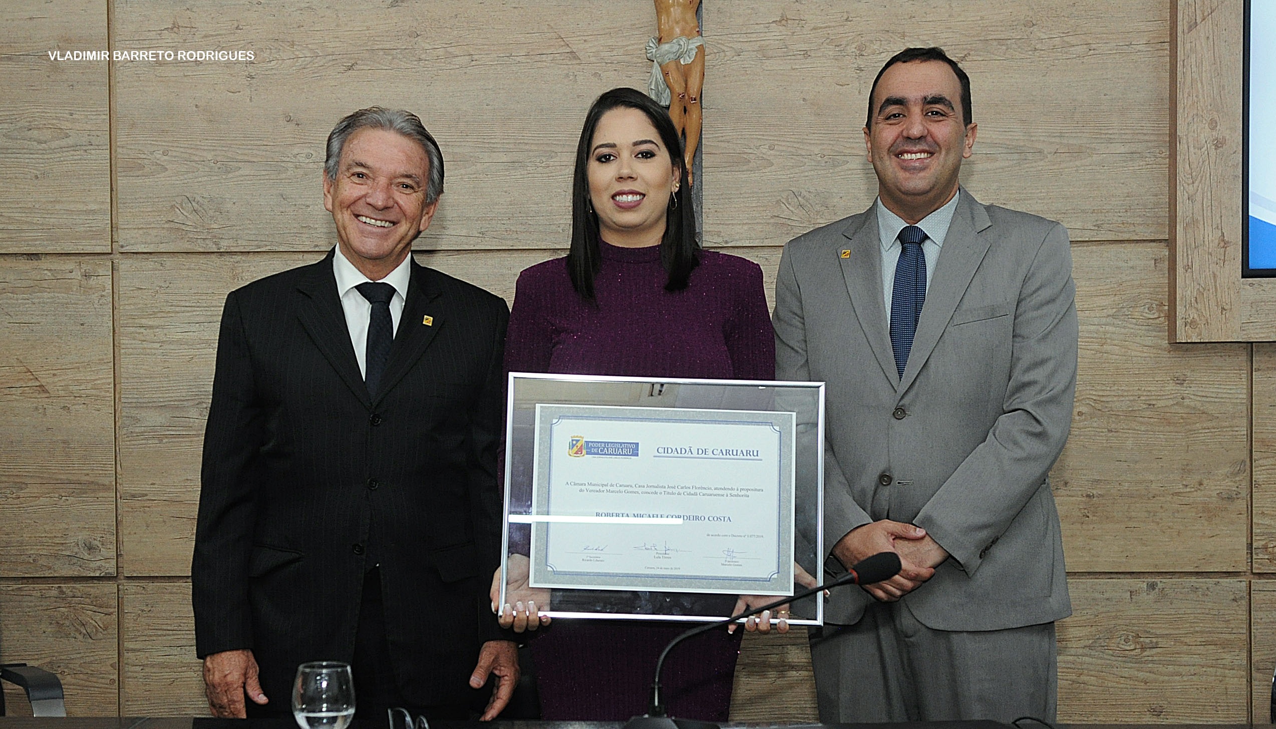 Jovem empresária recebe cidadania caruaruense durante solenidade na CMC