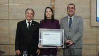 Jovem empresária recebe cidadania caruaruense durante solenidade na CMC