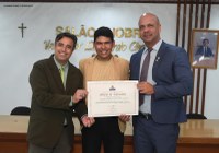 Jovem talento do automobilismo recebe homenagem da Câmara