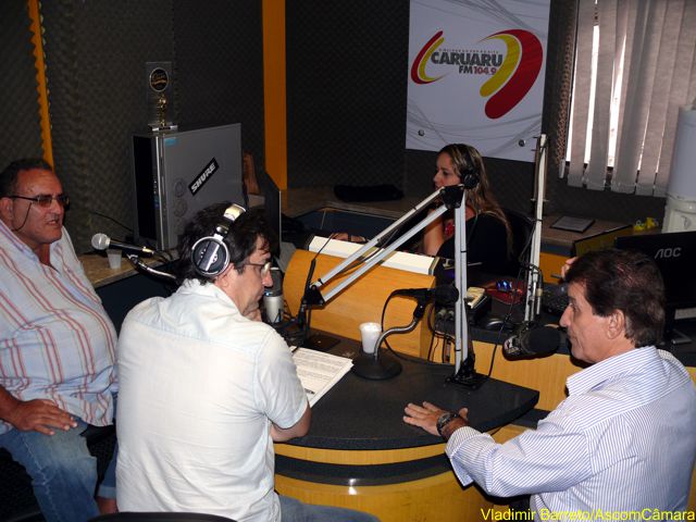 Leonardo concede entrevista na Caruaru FM