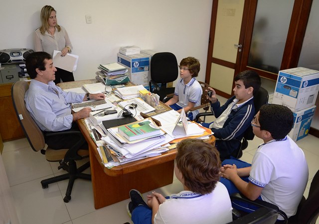 Leonardo recebe estudantes na Câmara