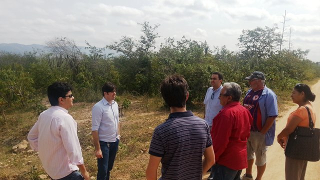 Marcelo Gomes visita Jacaré Grande com gerente da Compesa