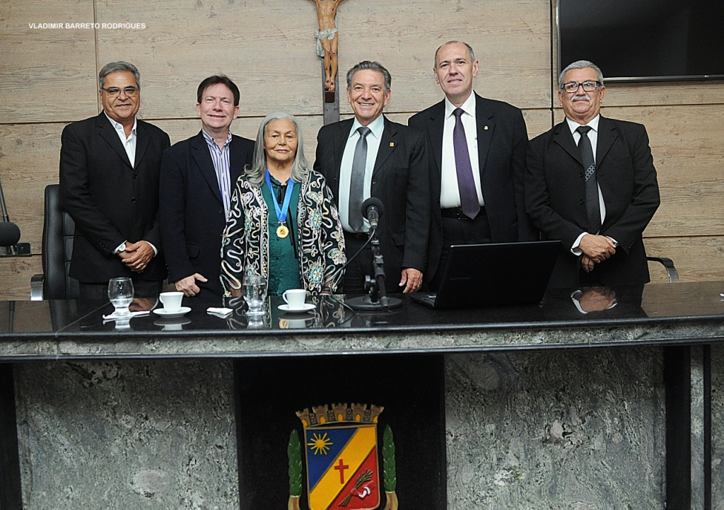 Maria do Bolo recebe medalha “Compositor Onildo Almeida” na Câmara de Caruaru 