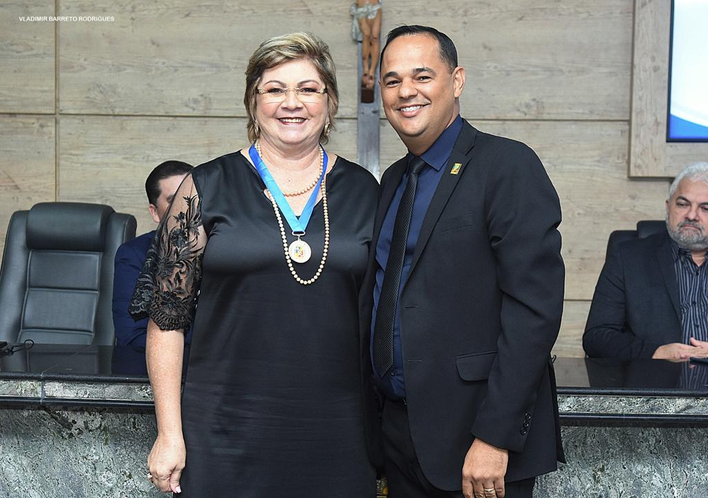 Medalha de Honra ao Mérito é concedida à jornalista Risoní Santos em Sessão Solene