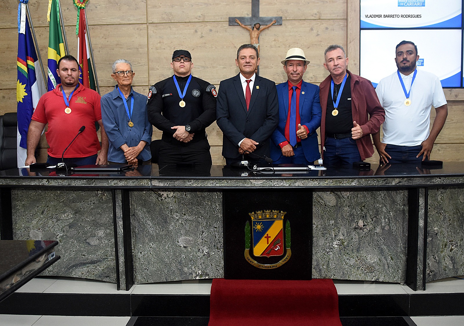 Medalhas são concedidas a personalidades e instituições de destaque em Caruaru 