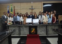 Médicos são agraciados com títulos de cidadania caruaruense em noite solene nesta quarta (8)