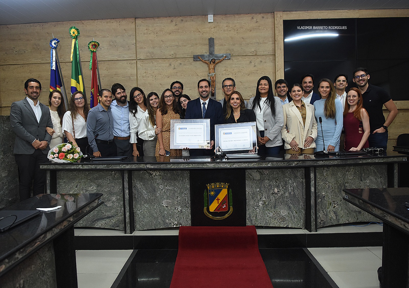 Médicos são agraciados com títulos de cidadania caruaruense em noite solene nesta quarta (8)