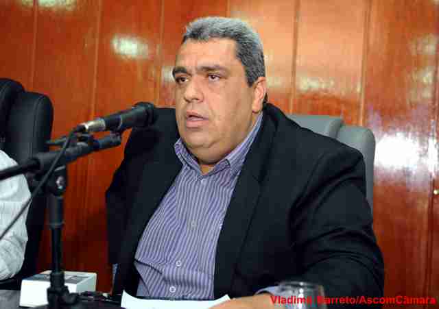 Neto vota contra projeto que cria secretarias