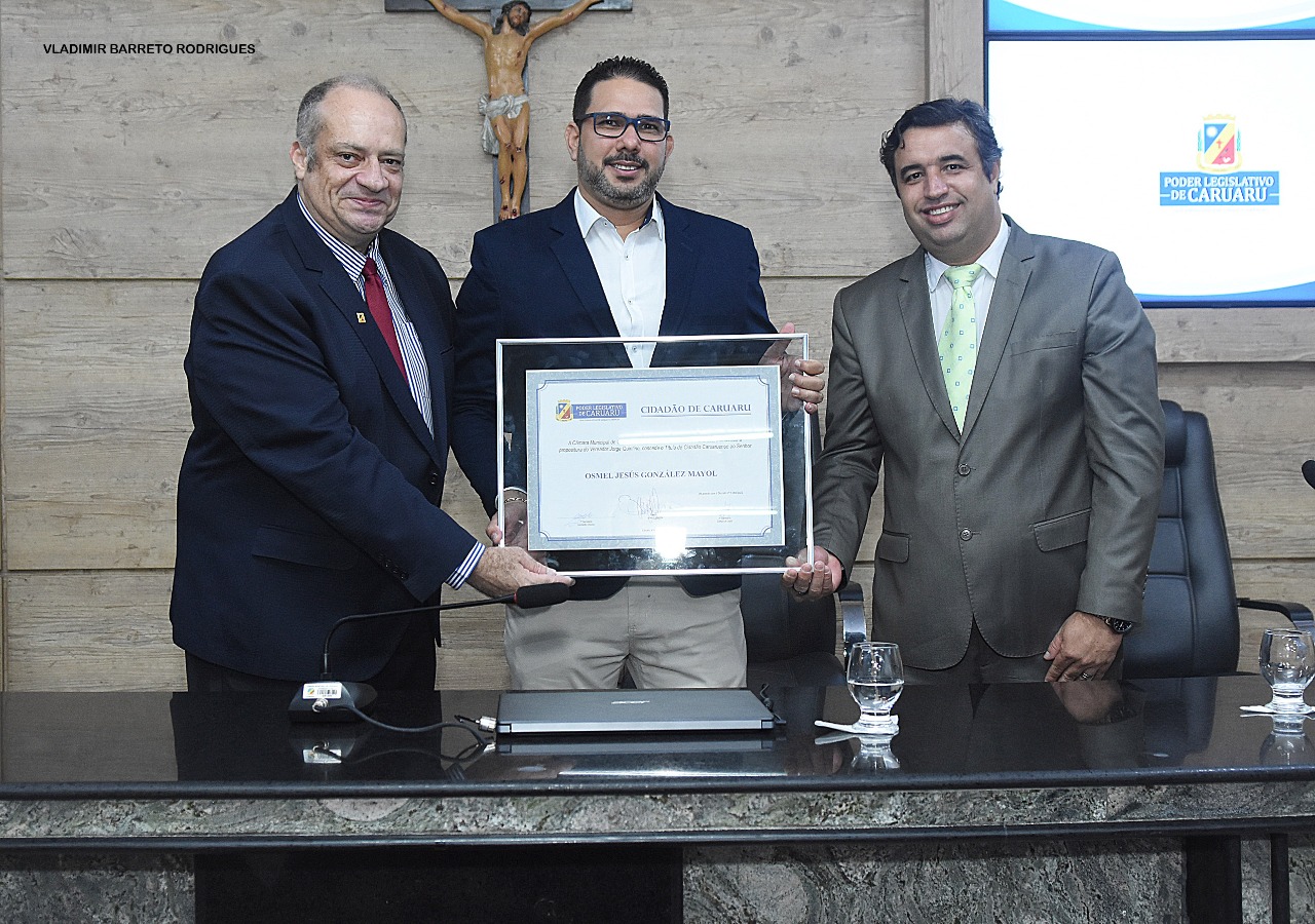Osmel Jesús recebe Título de Cidadão Caruaruense em solenidade