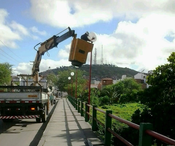 Ponte que liga Petrópolis ao São Francisco ganha luminárias