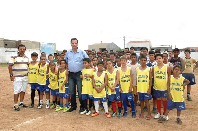 Rozael comemora domingo de inclusão com escolinha de futebol