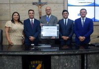 Secretário de Assistência Social é reconhecido com honrarias da Casa durante última solene de 2025