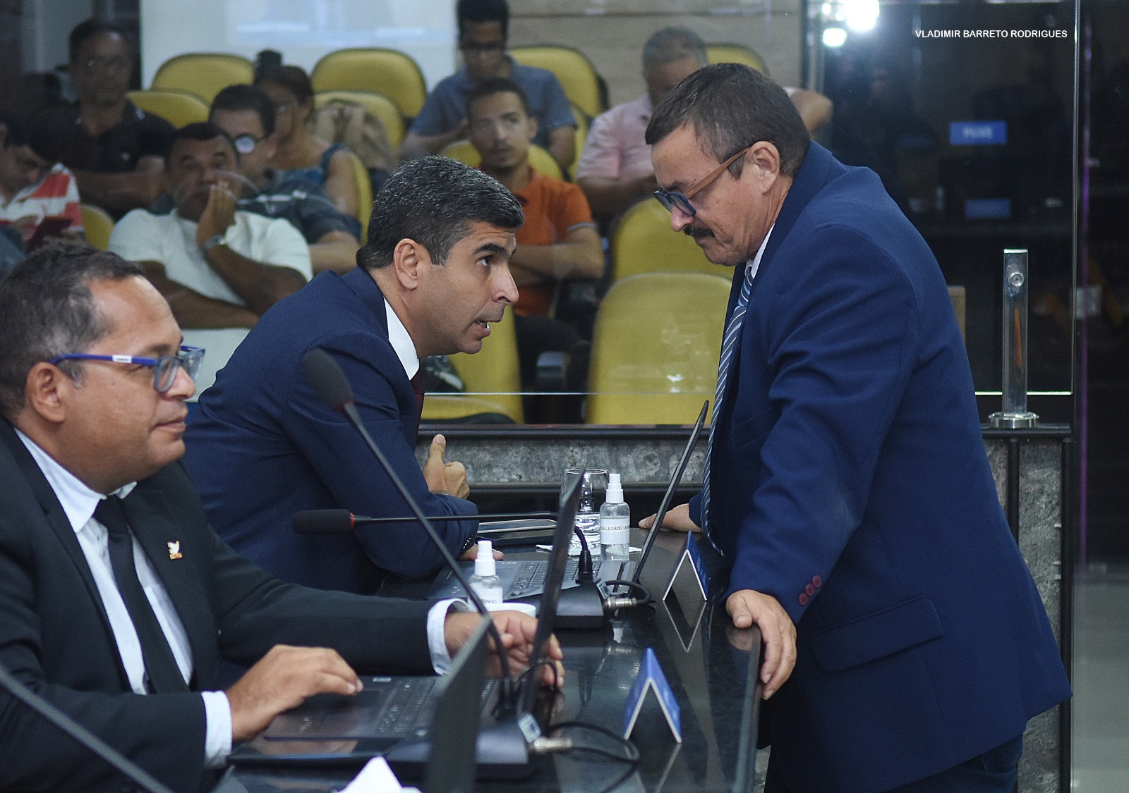 Segurança, vias e bem-estar animal: plenário cobra respostas e oferece saídas