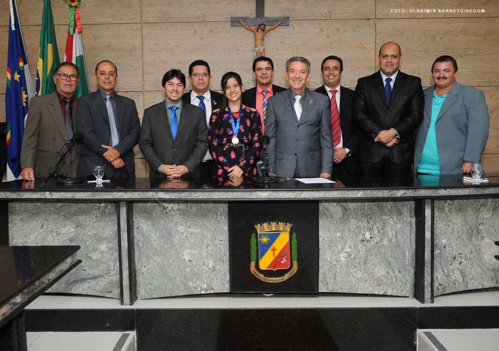 Sofia Nunes, do The Voice Kids, recebe medalha de honra na Câmara