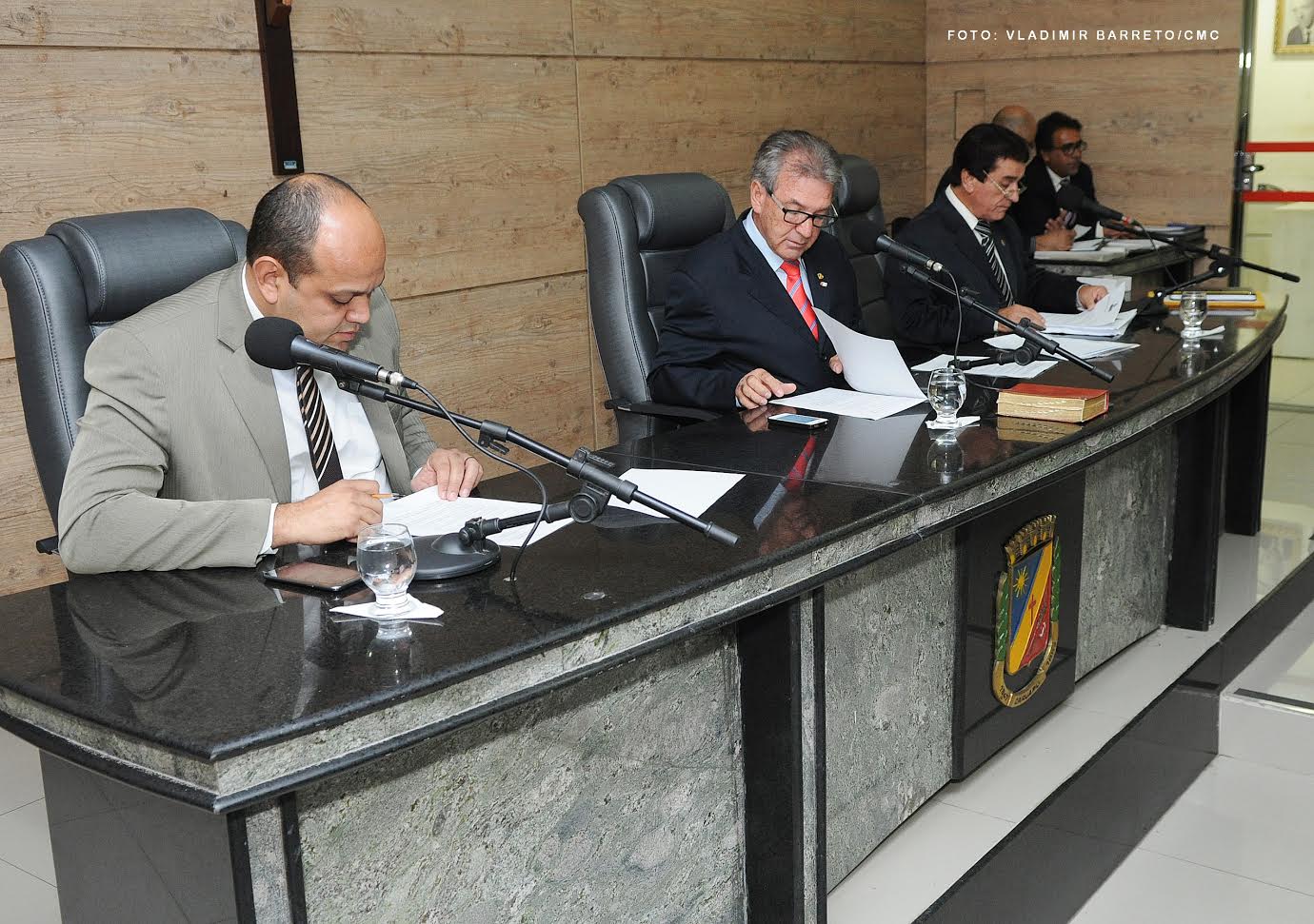 Vereadores aprovam pauta do dia e recebem visita de colega são-bentense