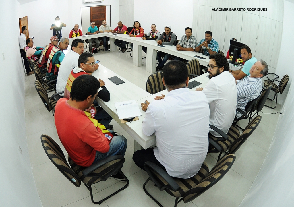 Vereadores e Mototaxistas discutem organização da categoria com Presidente da Destra