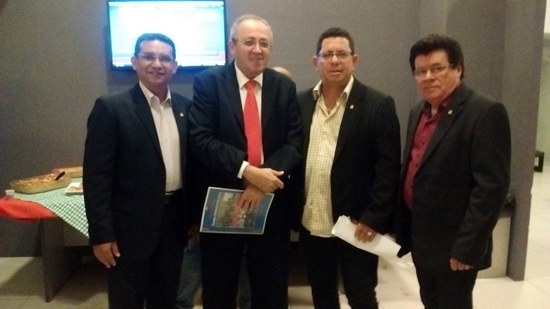 Vereadores entregam relatório a secretário de governo