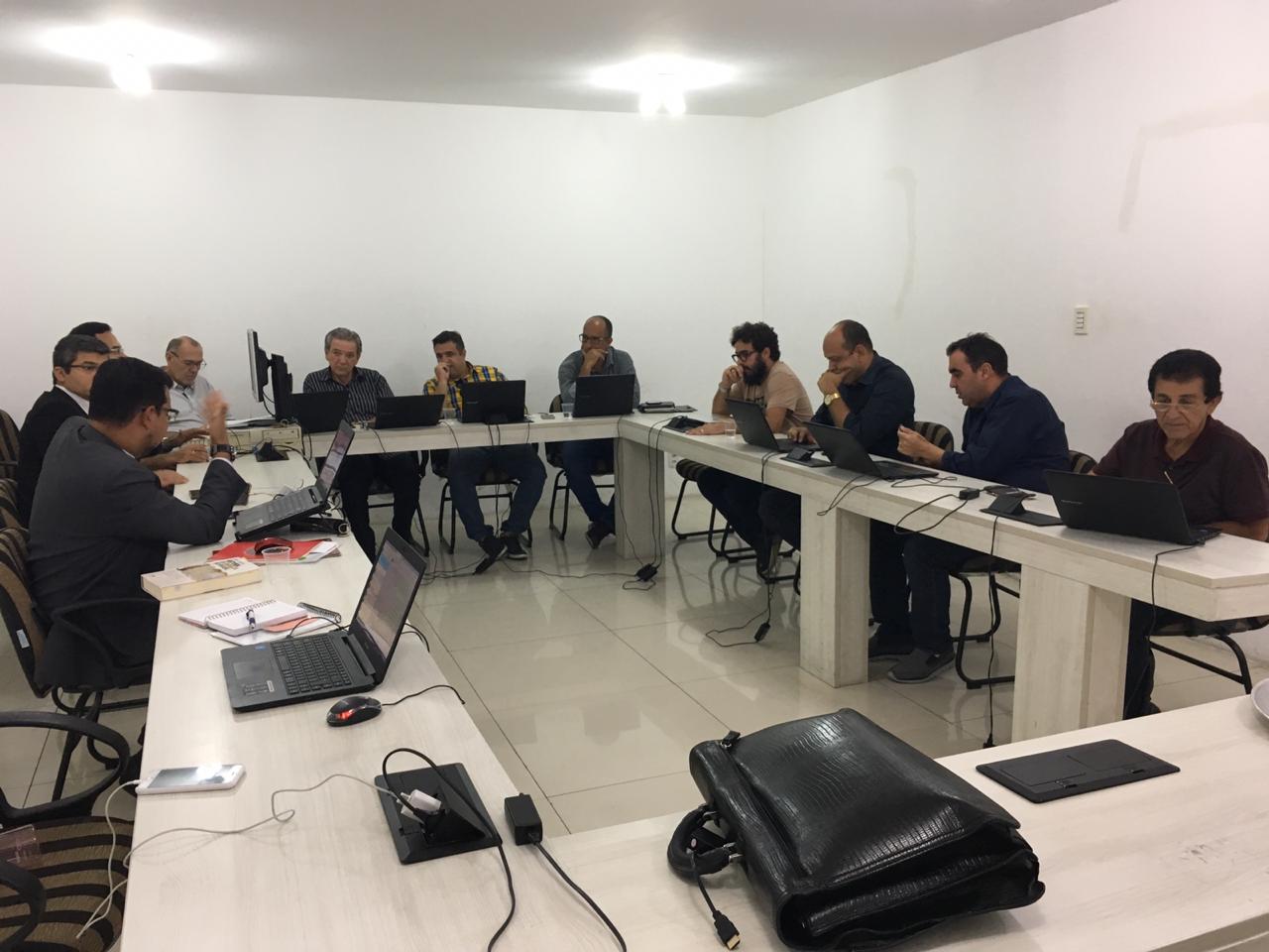 Vereadores iniciam trabalhos para revisar Lei Orgânica do município e Regimento Interno da Câmara