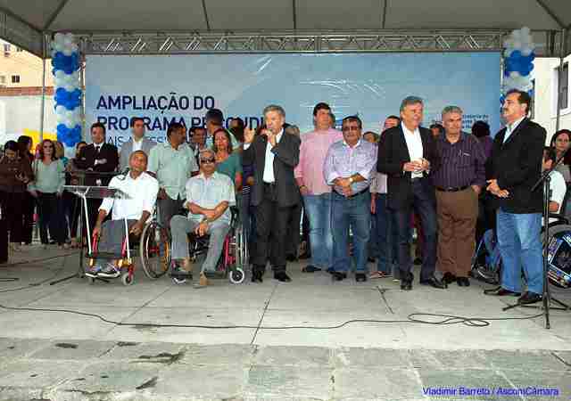 Vereadores participam da entrega de unidades móveis do Programa PE Conduz