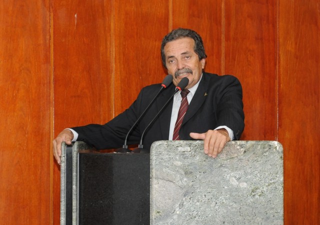 Zé Ailton comemora asfalto no Caiucá