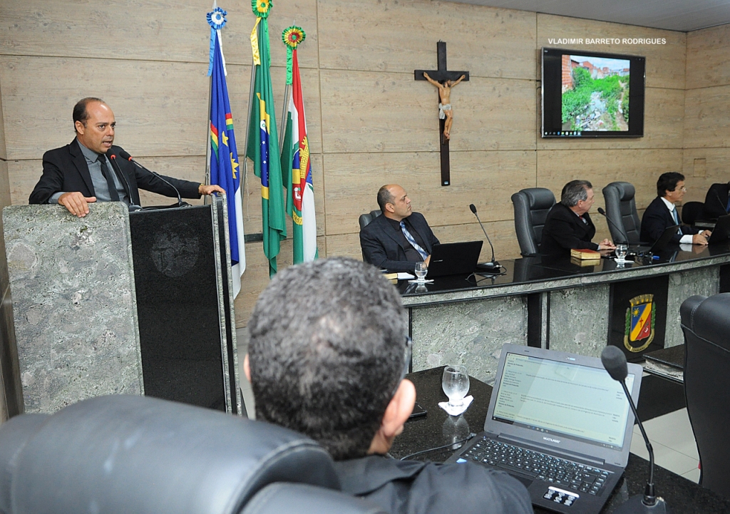 Vereadores analisam projetos e destacam requerimentos na tribuna nesta terça (04)